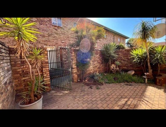 2 BEDROOM TOWNHOUSE FOR SALE IN VANDERBIJLPARK SE 3
